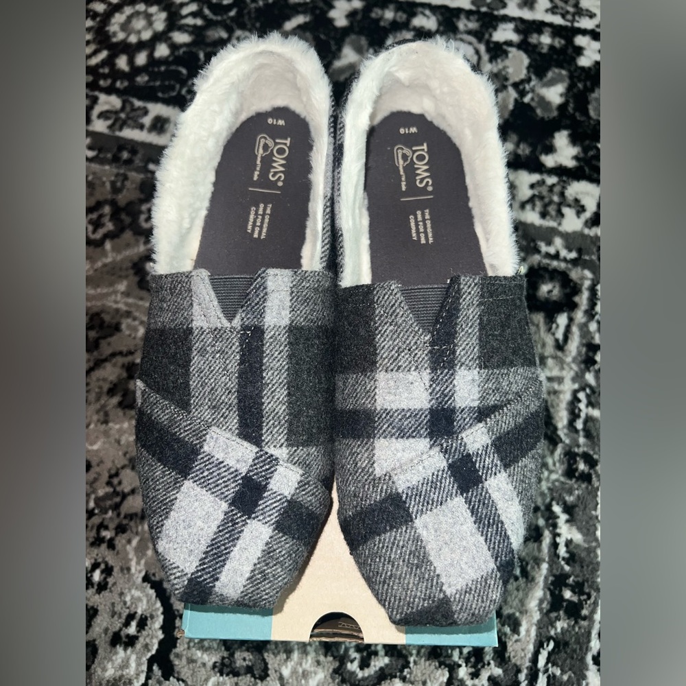 TOMS cozy black & grey plaid faux fur, size 10, used